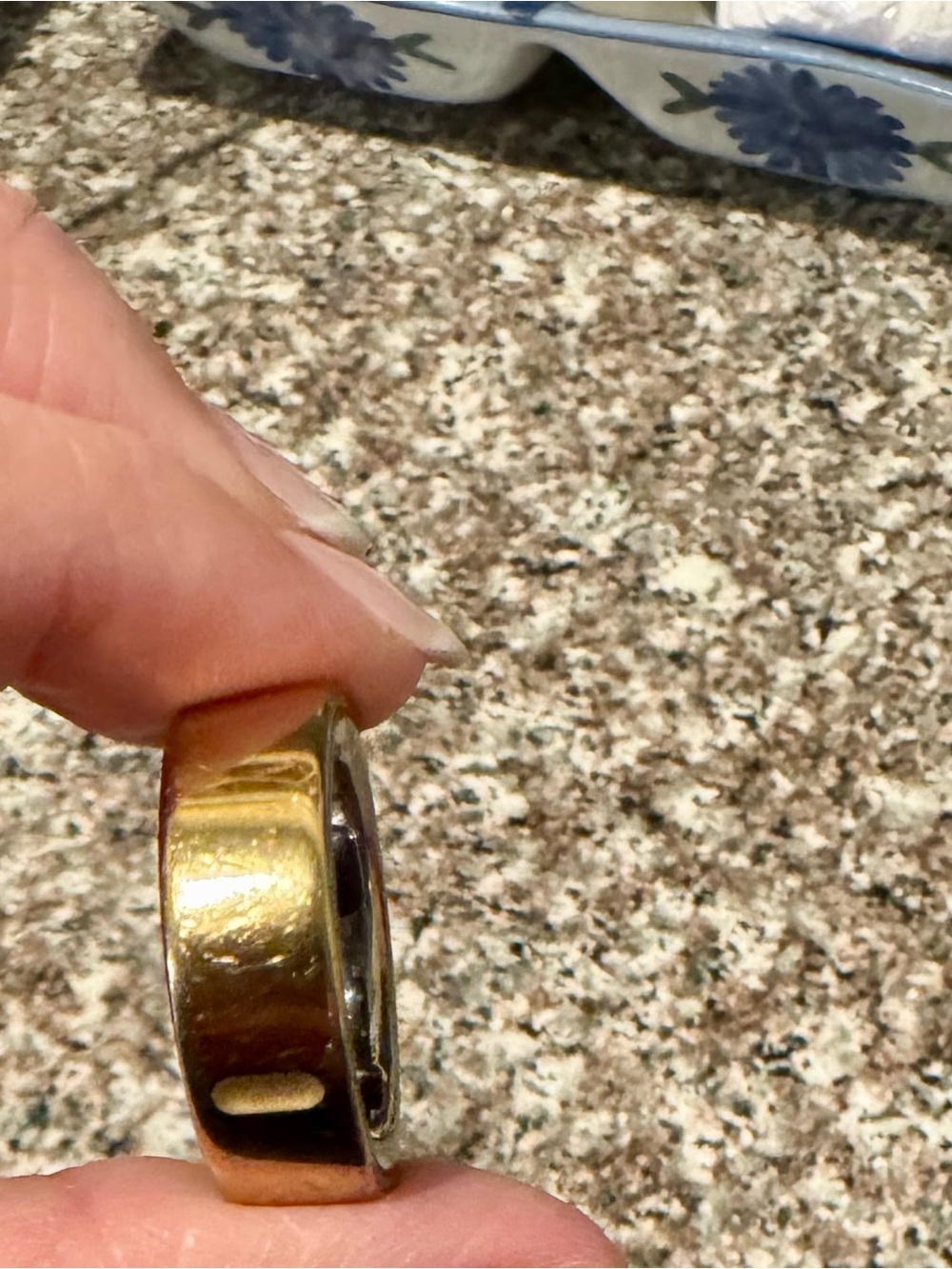 Oura Ring 4 – Gold – Size 11 - Picture 11 of 13